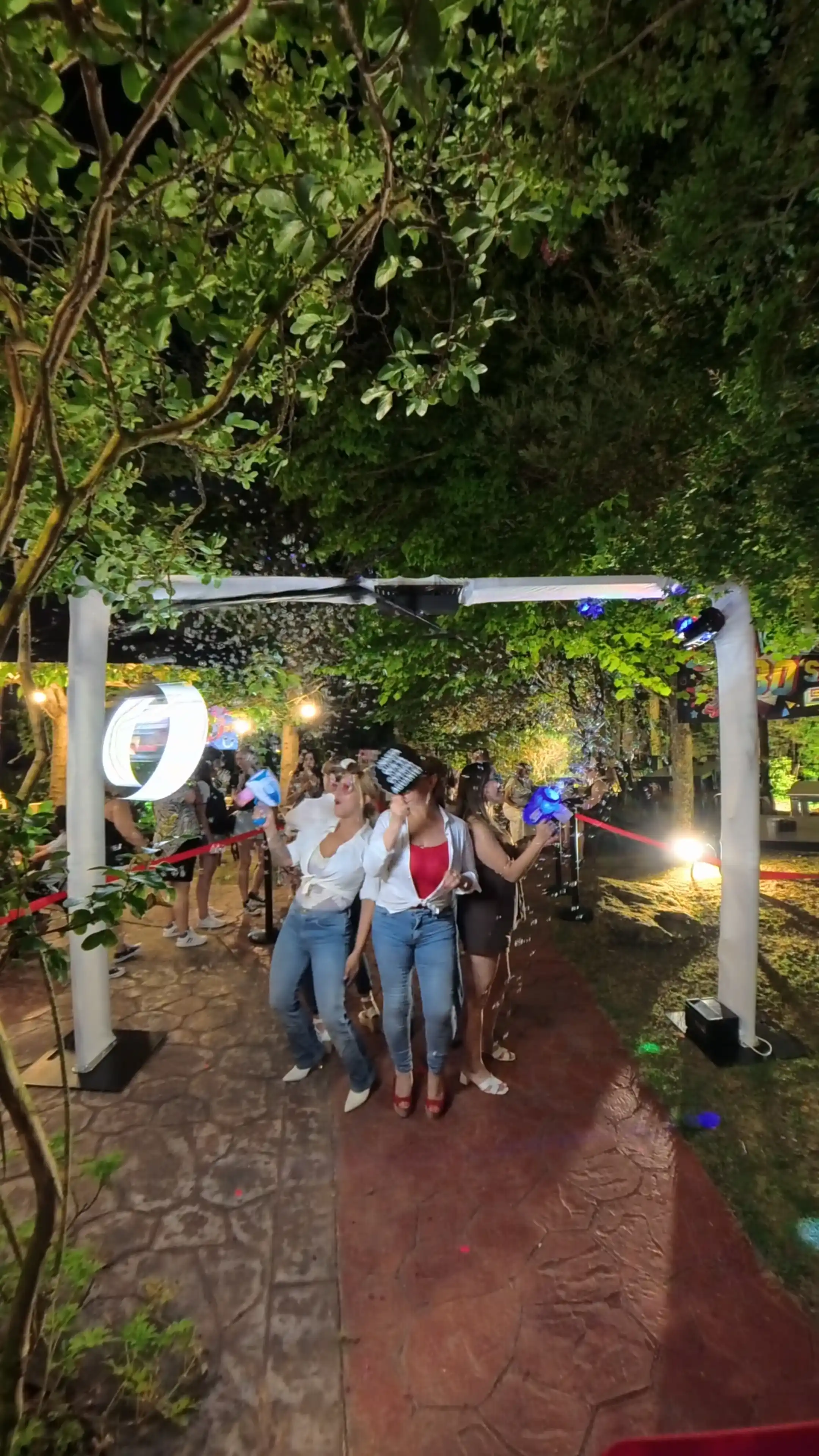 Cartel de la fiesta temática de los años 80 y 90 en Villa-Lucía, con actuaciones musicales, gastronomía y la participación de ProTour360 con su Videomatón 360º.